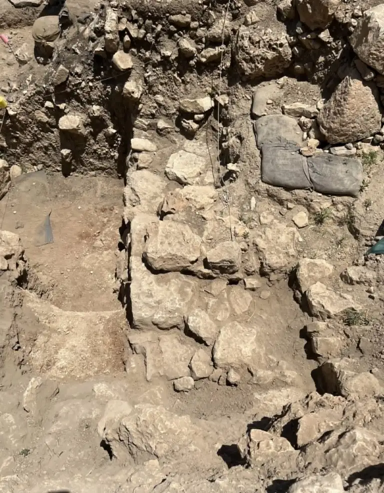 southern-wall-of-monumental-building -